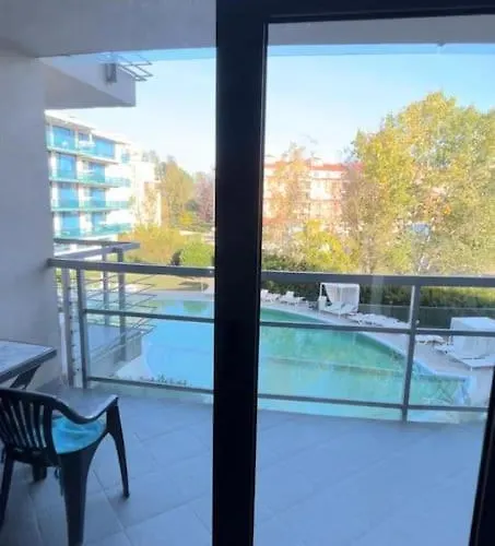 Large In Sunny Апартамент