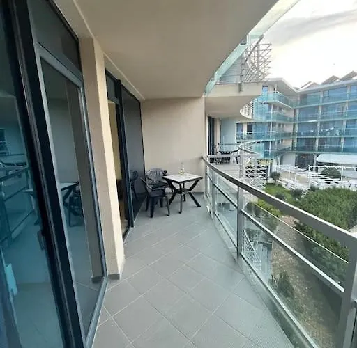 Large In Sunny Apartment *