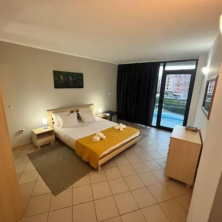 Large In Sunny Lejlighed *